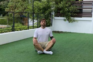 Круговая тренировка на турнике и брусьях: комплекс упражнений для начинающих и продвинутых (видео)