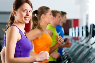 Зачем при приседаниях люди подкладывают под ноги блин для штанги — ответ тренера